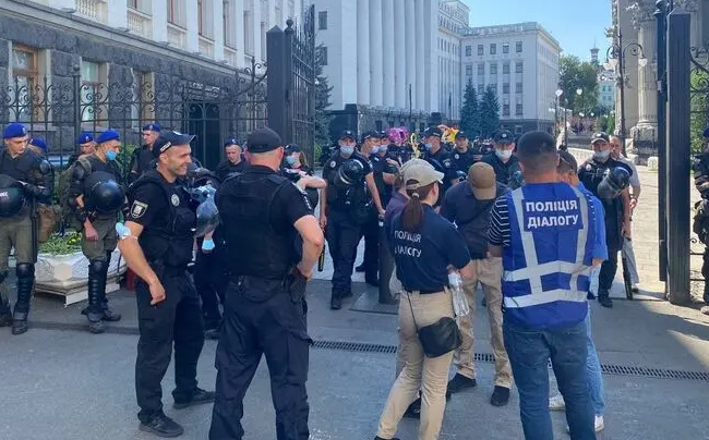 Нацкорпус забросал дымовыми шашками территорию дома Зеленского, видео