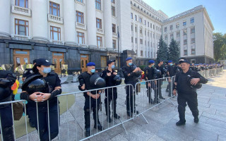 Столкновения под Офисом Президента: Нацкорпус атаковал полицию, видео