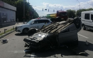 На выезде из Киева произошло ДТП: автомобиль перевернулся на крышу