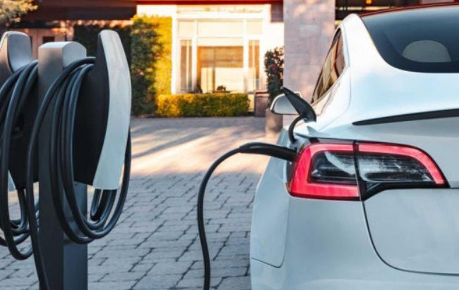 Затраты владельцев Tesla Model 3 и Toyota Camry оказались одинаковыми