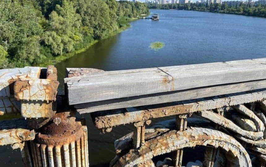 В Киеве трещит по швам мост Патона