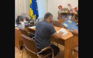 Розтрата пів мільйона гривень на закупівлі шкільних меблів: підозрюються службовці Печерської РДА