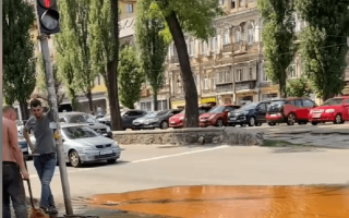 У Києві біля метро з-під асфальту б’є фонтан брудної води, відео