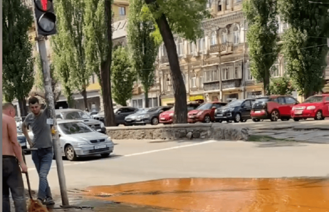 У Києві біля метро з-під асфальту б’є фонтан брудної води, відео