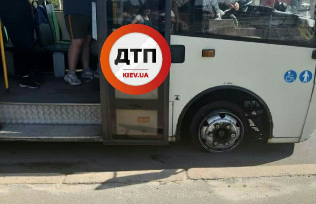 В Киеве у маршрутки на ходу лопнуло колесо