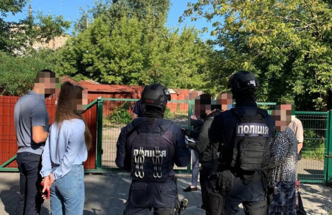 «Заробити на евакуації авто»: у Києві низку чиновників підозрюють у зловживаннях владою