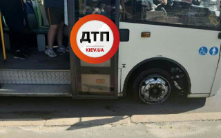 В Киеве у маршрутки на ходу лопнуло колесо