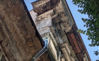 В Одессе на туриста обвалился кусок дома: у мужчины рассечение головы, видео
