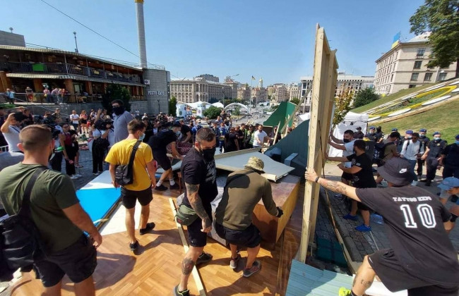 «Советская инсталляция» на Майдане: активисты начали крушить экспонаты