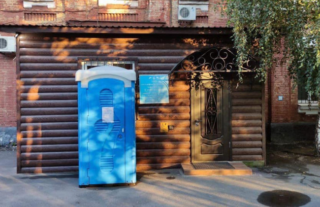 Чтобы унизить суд, перед входом поставили туалет, а судью «назначили» ответственной за него