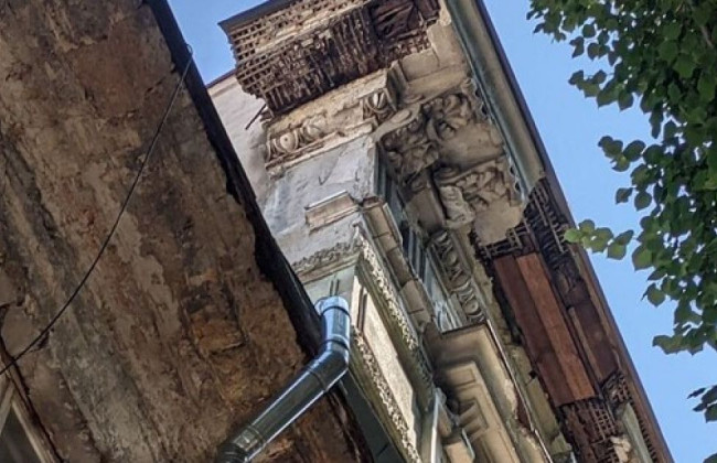 В Одессе на туриста обвалился кусок дома: у мужчины рассечение головы, видео