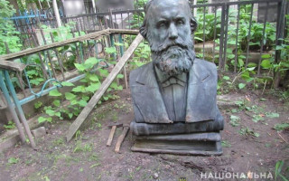 В Киеве вандалы пытались украсть памятник