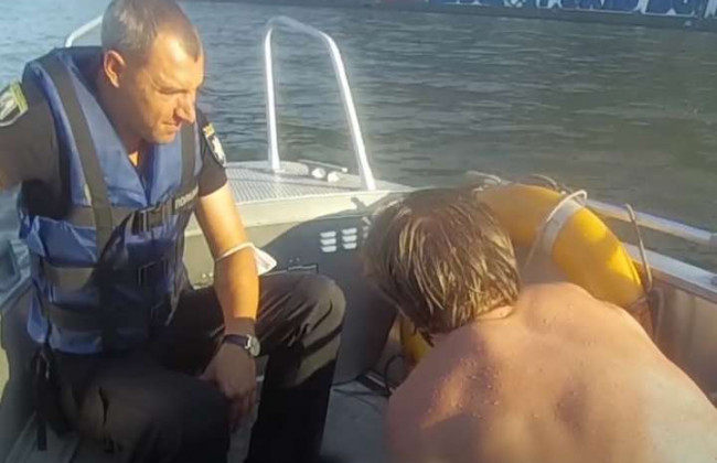 Намагався перепливти Дніпро: у Києві поліція врятувала нетверезого молодика