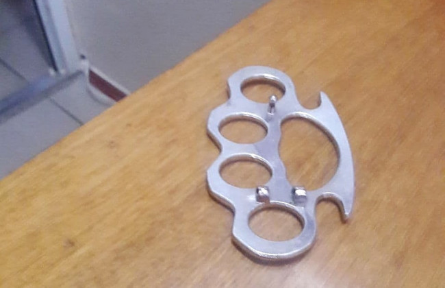 На Миколаївщині підліток намагався пройти до суду із кастетом