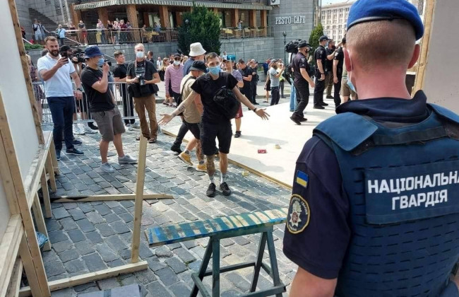 У Зеленського відреагували на обурення «радянською» інсталяцією на Майдані