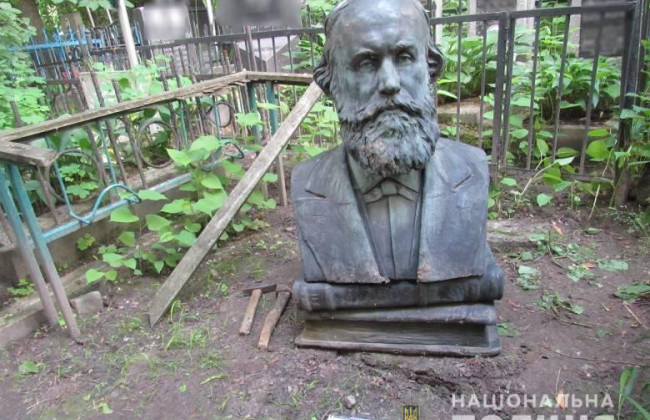 В Киеве вандалы пытались украсть памятник