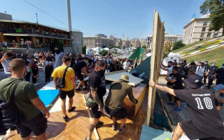 «Советская инсталляция» на Майдане: активисты начали крушить экспонаты