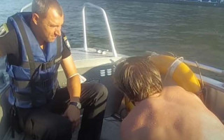 Намагався перепливти Дніпро: у Києві поліція врятувала нетверезого молодика