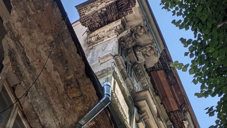 В Одессе на туриста обвалился кусок дома: у мужчины рассечение головы, видео
