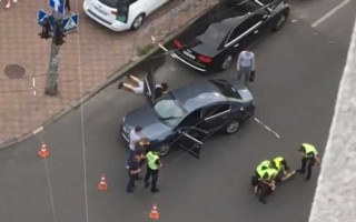 У Києві чоловік з пістолетом на авто проривався на репетицію параду: відео