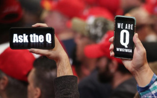 Члена французского движения QAnon обвинили в призывах к восстанию и попытке свержения законного правительства