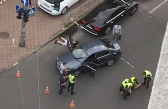 У Києві чоловік з пістолетом на авто проривався на репетицію параду: відео