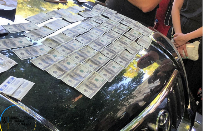 Валютний хабар за уникнення штрафів: посадовця Держекоінспекції піймали на гарячому