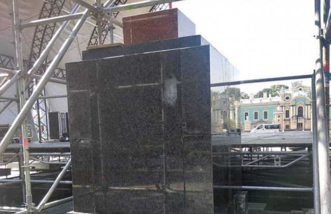 У Києві сцену до Дня Незалежності встановили на братській могилі: фото