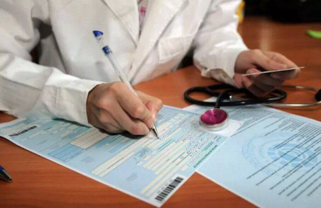 Лікарів зобов’яжуть відшкодувати виплати за фейкові лікарняні: законопроект