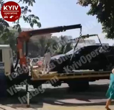 В Киеве «героиня парковки» запрыгнула на эвакуатор, увозящий ее машину