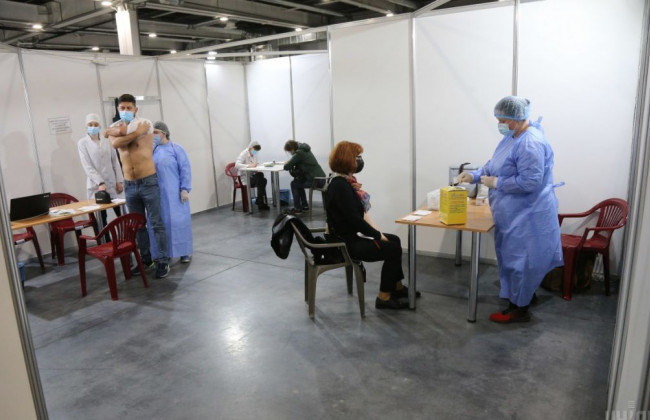 За яких умов зроблять другу дозу вакцини в Україні, якщо першу отримали за кордоном