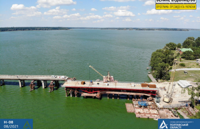 На трасі Бориспіль — Маріуполь будують міст через річку Сула