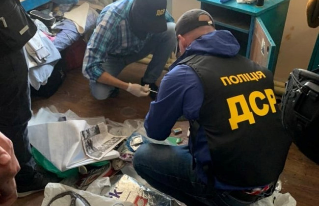 В Киевской области заключенный организовал канал поставок наркотиков в колонию