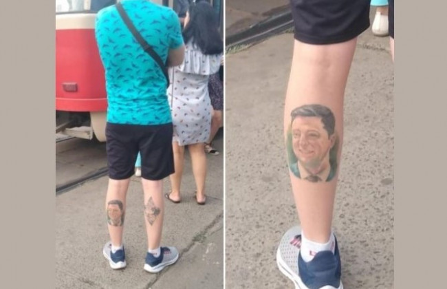 Украинец набил татуировку Зеленского на ноге