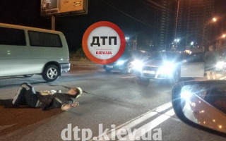 В Киеве мужчина лег на проезжую часть с криками, что его подрезали