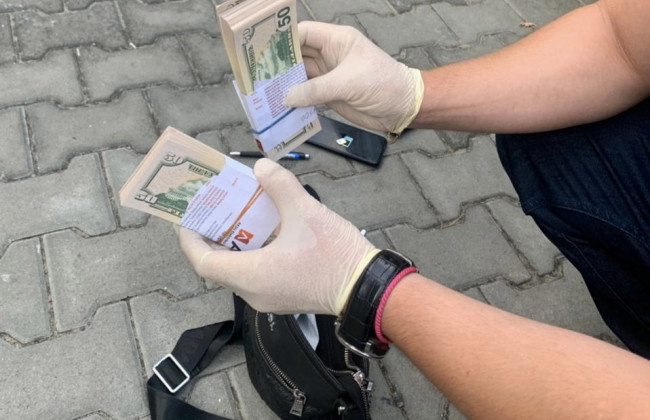 Мільйони фальшивої валюти: У Києві ліквідували міжнародний канал постачання підроблених грошей