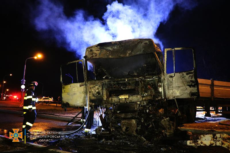 На Дніпропетровщині зіштовхнулися чотири вантажівки