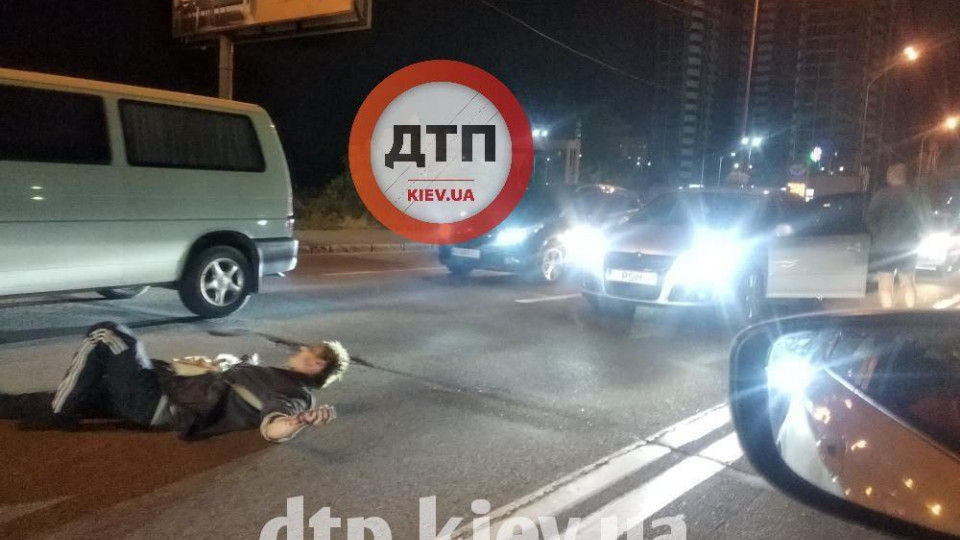 В Киеве мужчина лег на проезжую часть с криками, что его подрезали