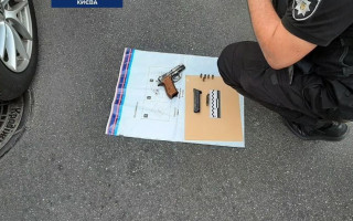 У Києві водій погрожував патрульним зброєю, аби проїхати в перекриту через репетицію параду зону