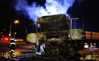 На Дніпропетровщині зіштовхнулися чотири вантажівки