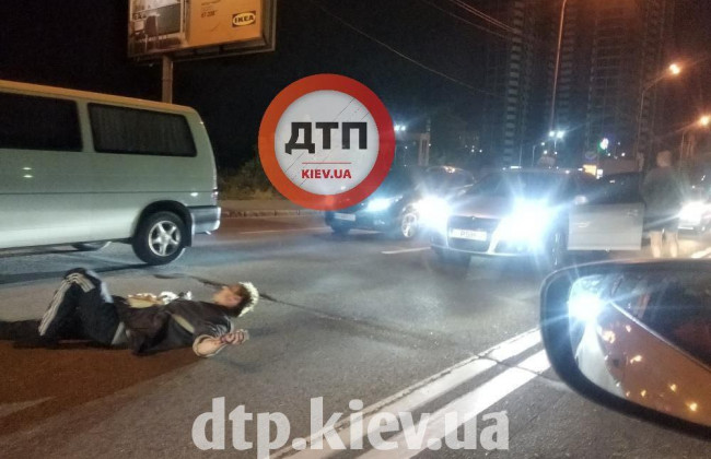 В Киеве мужчина лег на проезжую часть с криками, что его подрезали