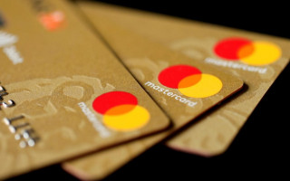 Mastercard прекращает выпуск карт с магнитной полосой