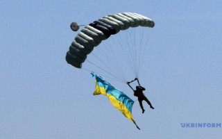 Ко Дню Независимости группа парашютистов исполнит в небе гопак