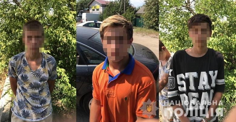 В Киеве трое подростов угнали машину, пока ее хозяин дрался