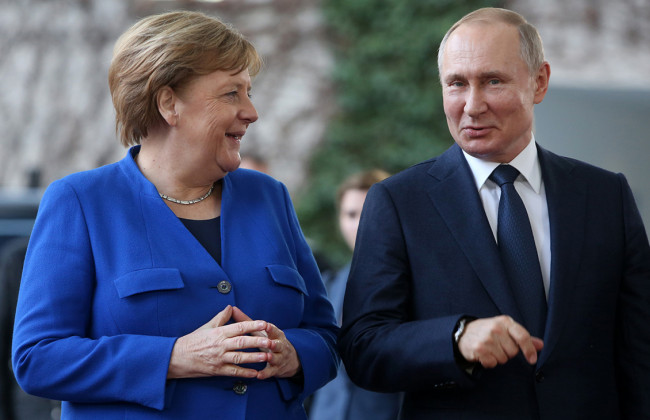 Во время встречи с Путиным у Меркель начал звонить телефон: видео