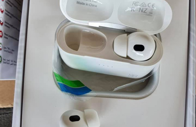 Київські митники зупинили третю спробу ввезення до столиці навушників Apple