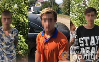 В Киеве трое подростов угнали машину, пока ее хозяин дрался