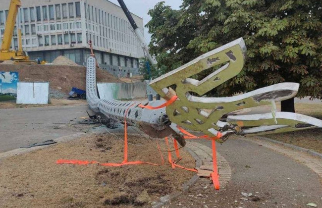 В Херсоне упал гигантский флагшток с Тризубом и раздавил чей-то Lexus