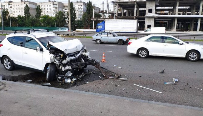 Ужасное ДТП в Киеве: авто разбилось о маршрутку