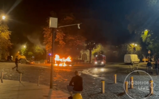 На Подоле в Киеве сгорел дотла автомобиль